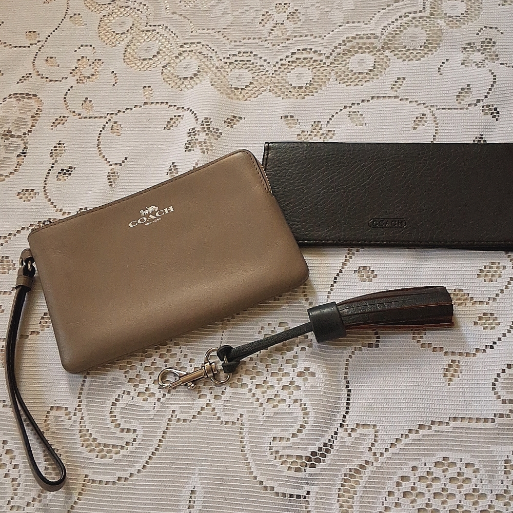 -- Coach Tan Leather Wristlet & Checkbook Cover with Unbranded Key Fob